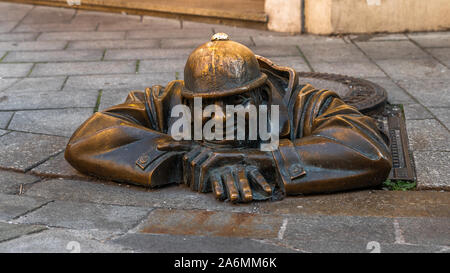 Scultura in bronzo chiamato Cumil -Il Watcher, o l'uomo al lavoro, Bratislava, Slovacchia Foto Stock