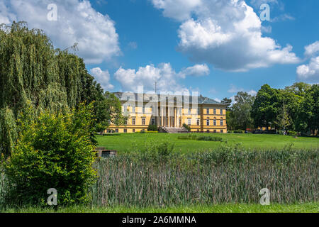 Dolna Krupa Manor House. Il classicista di Manor House di Brunsvick. Ludwig van Beethoven compose il suo Moonlight Sonata qui Foto Stock