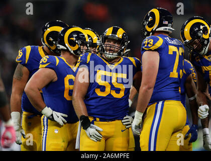 Lo stadio di Wembley, Londra, Regno Unito. 27 ott 2019. National Football League, Los Angeles Rams contro Cincinnati Bengals; Brian Allen di Los Angeles Rams chat con la sua linea di lettori - Editoriale usare carte di credito: Azione Plus sport/Alamy Live News Foto Stock