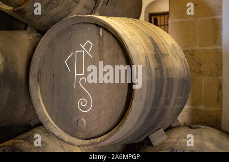 Jerez de la Frontera, Andalusia, Spagna; Aprile 7, 2015: legno di rovere e botte di vino con uomini simbolo del bagno Foto Stock