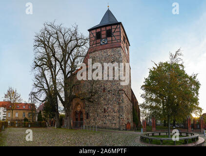 La Chiesa di Santa Maria di Strasburgo Uckermark nel quartiere Vorpommern-Greifswald in Germania, costruito da pietre di campo e semi-timbering con mattoni, blu Foto Stock