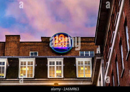 Xx Century Fox insegna al neon sulla sommità del ventesimo secolo costruzione Casa in Golden Square, Soho, London, Regno Unito Foto Stock