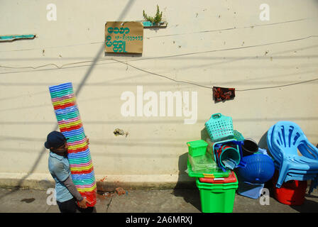 Uomo che porta gli elementi di plastica in un sacco di grandi dimensioni, Yangon, Myanmar, Asia. Foto Stock