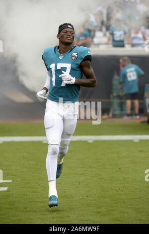 Jacksonville, STATI UNITI D'AMERICA. 27 ott 2019. Jacksonville Jaguars wide receiver DJ Clark Jr entra nel campo come egli è introdotto per i tifosi prima di una partita contro la New York getti alla TIAA nel campo Banca a Jacksonville, in Florida, domenica 27 ottobre, 2019. I giaguari hanno sconfitto i getti 29-15.Foto di Joe Marino/UPI Credito: UPI/Alamy Live News Foto Stock