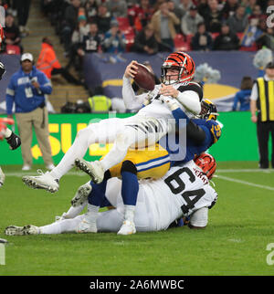 Londra, Regno Unito. 27 ott 2019. Cincinnati Bengals trimestre torna Andy Dalton è saccheggiata dai Los Angeles Rams nella NFL serie di Londra a Londra domenica 27 ottobre, 2019. Los Angeles Rams battere Cincinnati Bengals 24-10. Foto di Hugo Philpott/UPI Credito: UPI/Alamy Live News Foto Stock