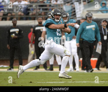 Jacksonville, STATI UNITI D'AMERICA. 27 ott 2019. Jacksonville Jaguars Quarterback Gardner Minshew II (15) funziona per 10 yard durante il primo semestre come il New York getti riprodurre i giaguari presso la banca TIAA Campo a Jacksonville, in Florida, domenica 27 ottobre, 2019. I giaguari hanno sconfitto i getti 29-15.Foto di Joe Marino/UPI Credito: UPI/Alamy Live News Foto Stock