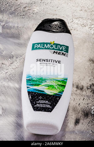 Palmolive doccia gel isolato sul gradiente dello sfondo prodotta da american Colgate-Palmolive Company fondata nel 1806. Foto Stock