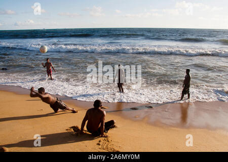 Gli uomini a giocare a beach volley a Mount Lavinia Beach, Colombo, Sri Lanka. Maggio 26, 2007. Foto Stock