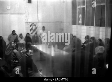 Durante il funzionamento, una riunione dei lavoratori, gruppi di paesi vicini e i partiti politici che sostengono il sequestro. Cooperativa El Aguante, Carapachay, Buenos Aires, Argentina. Maggio 2002. Foto Stock