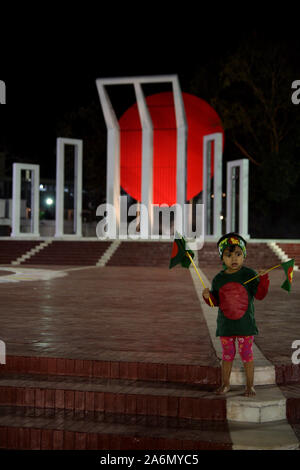 La Centrale Shaheed Minar (martire monumento) con un lifting su xx febbraio Domenica, precedendo la Internazionale Lingua Madre il giorno che inizia alle 12:01 am. Il 21 febbraio. Dacca in Bangladesh. Il 20 febbraio 2011. Foto Stock