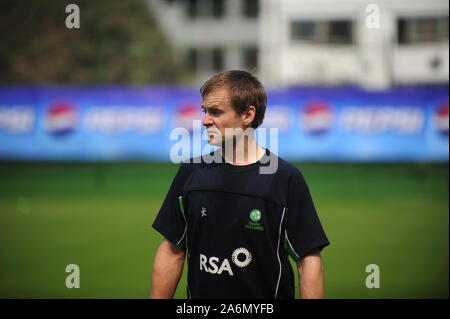 Capitano degli irlandesi di cricket William Porterfield in una sessione di prove sul campo esterno di Sher-e-Bangla National Stadium, in Mirpur, precedendo la loro partita contro il Bangladesh il 25 febbraio 2011. Dacca in Bangladesh. Febbraio 23, 2011. Foto Stock