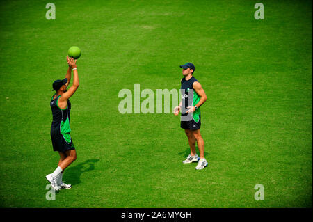 Gli irlandesi di cricket pratiche presso il campo esterno di Sher-e-Bangla National Stadium, in Mirpur, precedendo la loro partita contro il Bangladesh il 25 febbraio 2011. Dacca in Bangladesh. Febbraio 23, 2011. Foto Stock