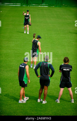 Gli irlandesi di cricket pratiche presso il campo esterno di Sher-e-Bangla National Stadium, in Mirpur, precedendo la loro partita contro il Bangladesh il 25 febbraio 2011. Dacca in Bangladesh. Febbraio 23, 2011. Foto Stock