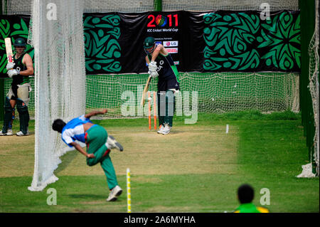 Gli irlandesi di cricket pratiche presso il campo esterno di Sher-e-Bangla National Stadium, in Mirpur, precedendo la loro partita contro il Bangladesh il 25 febbraio 2011. Dacca in Bangladesh. Febbraio 23, 2011. Foto Stock