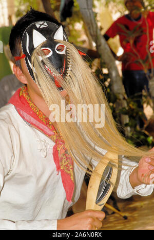 Aztec folk dance, danzatori provenienti da Loreto, Baja California Sur - Mexico. Posada de las Flores, Loreto, Messico, 01 aprile 2010 Foto Stock