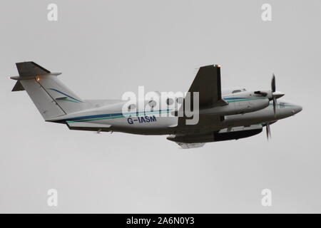 G-IASM, un Beechcraft B200 Super King Air operati da 2Excel Aviation/Broadsword aviazione, in decollo da Prestwick International Airport. Foto Stock