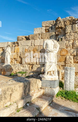 Antiche statue di marmo a Salamina, greco e il sito archeologico romano, Famagosta, Cipro del Nord Foto Stock