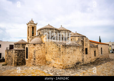 Agia Paraskevi antica pietra con cupole e il campanile della chiesa bizantina in villaggio Geroskipou, Cipro Foto Stock