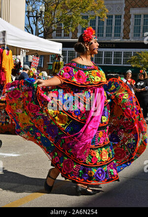 Emporia, Kansas, Stati Uniti d'America, 26 ottobre 2019 la donna vestita in un tradizionale la Calavera Catrina costume danze il Larabe Tapatio durante il giorno dei morti (Dia de los Muertos) evento tenutosi nel centro cittadino di Emporia oggi. Foto Stock