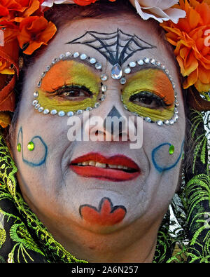 Emporia, Kansas, Stati Uniti d'America, 26 ottobre 2019 il giorno dei morti (Dia de los Muertos) celebrazione svoltasi a Emporia oggi. Le donne con stili diversi di Calavera Catrina faccia fare fino alla celebrazione di oggi Foto Stock