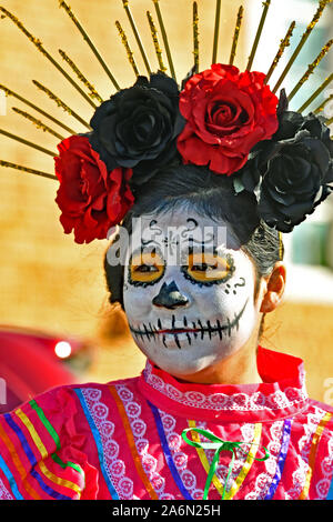 Emporia, Kansas, Stati Uniti d'America, 26 ottobre 2019 il giorno dei morti (Dia de los Muertos) celebrazione svoltasi a Emporia oggi. Giovani Foto Stock