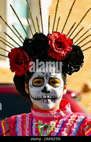 Emporia, Kansas, Stati Uniti d'America, 26 ottobre 2019 il giorno dei morti (Dia de los Muertos) celebrazione svoltasi a Emporia oggi. Giovane donna nel tradizionale la Calavera Catrina outfit Foto Stock