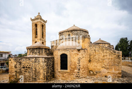 Agia Paraskevi antica pietra con cupole e il campanile della chiesa bizantina in villaggio Geroskipou, Cipro Foto Stock