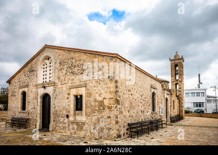 Agia Paraskevi antica pietra con cupole e il campanile della chiesa bizantina in villaggio Geroskipou, Cipro Foto Stock