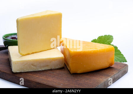Il formaggio Cheddar raccolta, varietà di formaggio Cheddar prodotto da latte di vacca close up Foto Stock