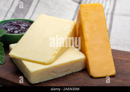 Il formaggio Cheddar raccolta, varietà di formaggio Cheddar prodotto da latte di vacca close up Foto Stock