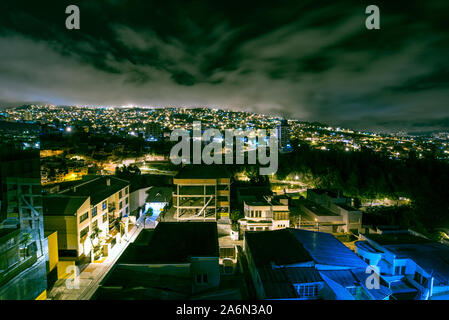 La Paz, Bolivia; 13 Giugno 2013: La città visto da un edificio alto di notte con un cielo drammatico/Tenebrologo nelle Ande Cordillera Real Foto Stock