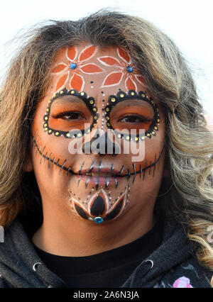 Emporia, Kansas, Stati Uniti d'America, 26 ottobre 2019 il giorno dei morti (Dia de los Muertos) celebrazione svoltasi a Emporia oggi. Le donne con stili diversi di Calavera Catrina faccia fare fino alla celebrazione di oggi Foto Stock