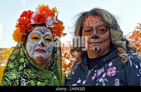 Emporia, Kansas, Stati Uniti d'America, 26 ottobre 2019 il giorno dei morti (Dia de los Muertos) celebrazione svoltasi a Emporia oggi. Le donne con stili diversi di Calavera Catrina faccia fare fino alla celebrazione di oggi Foto Stock