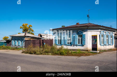 Storico tradizionale piccola casa con persiane alle finestre, Irkutsk, Siberia, Russia Foto Stock