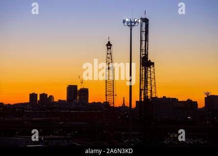 Gru a torre stagliano sullo skyline al tramonto su Boston, Massachusetts, New England, USA visto dall'Aeroporto Internazionale Logan Foto Stock