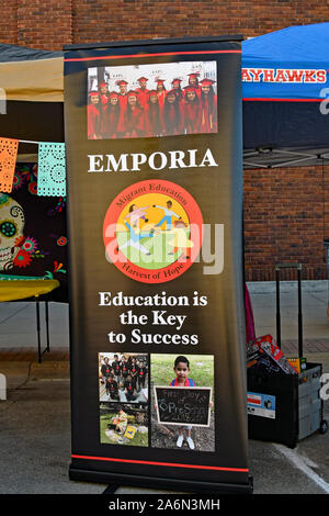 Emporia, Kansas, Stati Uniti d'America, 26 ottobre 2019 il giorno dei morti (Dia de los Muertos) celebrazione svoltasi a Emporia oggi. Banner sul display in una delle cabine alla celebrazione di oggi Foto Stock