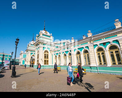 Grand facciata di Irkutsk Stazione Ferroviaria sulla Trans-Siberian treno linea, Irkutsk, Siberia, Russia Foto Stock