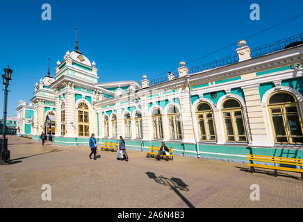 Grand facciata di Irkutsk Stazione Ferroviaria sulla Trans-Siberian treno linea, Irkutsk, Siberia, Russia Foto Stock