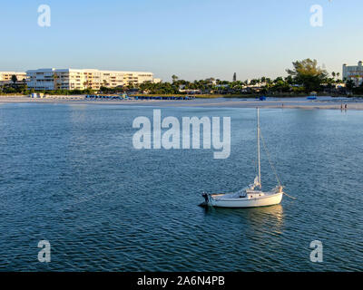 Vista aerea della piccola barca a vela in St Pete Beach in St Petersburg, in Florida, Stati Uniti d'America. Ottobre 11th, 2019 Foto Stock