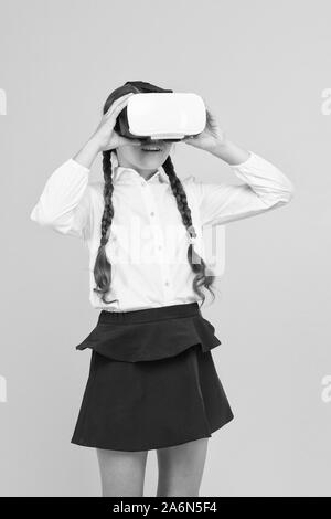 Approfondimenti di coinvolgente di realtà virtuale in aule reale. Modifica di esperienze digitali nostro modo di apprendere e di creare. Digitale futuro virtuale e l'innovazione. Bambino in VR auricolare. Formazione virtuale. Foto Stock