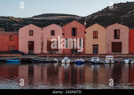 BOSA, ITALIA / Ottobre 2019: la vita nella vivace villaggio di pescatori nel nord Sardegna iof Foto Stock