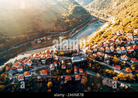 Vista aerea della città antica e castello di Vranduk in Bosnia centrale. Nei pressi di Zenica, in Bosnia ed Erzegovina. Tonica immagine. Foto Stock