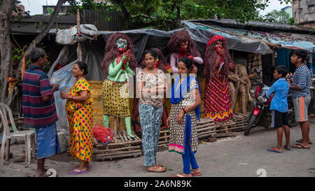 Kolkata, India. 26 ott 2019. Alcuni momenti di realizzazione della dea Kali con alcuni personaggi soprannaturali dalla mitologia indù per decorazione durante kalipujo/diwali durante il festival della luce. (Foto di Amlan Biswas/Pacific Stampa) Credito: Pacific Press Agency/Alamy Live News Foto Stock