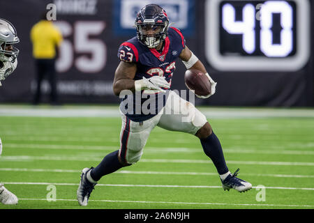 Houston, TX, Stati Uniti d'America. 27 ott 2019. Houston Texans running back Carlos Hyde (23) porta la palla durante il quarto trimestre di NFL di una partita di calcio tra la Oakland Raiders e Houston Texans al NRG Stadium di Houston, TX. I Texans hanno vinto il gioco da 27 a 24.Trask Smith/CSM/Alamy Live News Foto Stock