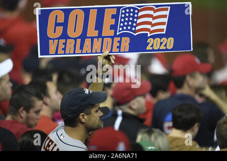 Washington, Stati Uniti d'America. 27 ott 2019. Un ventilatore di Astros detiene un segno la lettura di brocche Gerrit Cole e Justin Verlander nel 2020 elezione prima di gioco 5 della serie mondiale tra i cittadini di Washington e Houston Astros a cittadini Parco di Washington, DC, domenica 27 ottobre, 2019. Il best-of-sette serie è legato 2-2. Foto di Pat Benic/UPI Credito: UPI/Alamy Live News Foto Stock