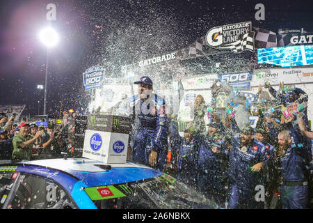 Ottobre 27, 2019: Monster Energy Cup NASCAR driver della serie Martin Truex Jr (19) celebra il suo playoff vincere dei primi dati 500 in Ridgeway, VA. Jonathan Huff/CSM. Foto Stock