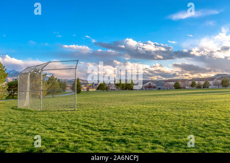 Campo sportivo alla periferia di una città Foto Stock