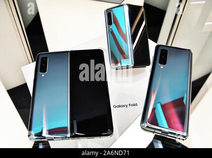 Samsung Galaxy piegare visualizzato durante il giorno del lancio a Galaxy store Harajuku a Tokyo in Giappone il 25 ottobre 2019. Credito: AFLO/Alamy Live News Foto Stock