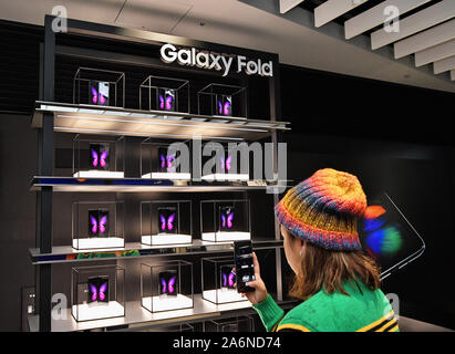 Samsung Galaxy piegare visualizzato durante il giorno del lancio a Galaxy store Harajuku a Tokyo in Giappone il 25 ottobre 2019. Credito: AFLO/Alamy Live News Foto Stock