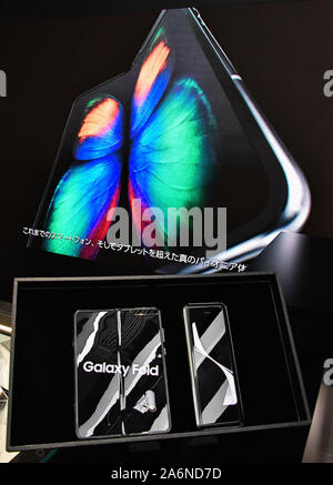 Samsung Galaxy piegare visualizzato durante il giorno del lancio a Galaxy store Harajuku a Tokyo in Giappone il 25 ottobre 2019. Credito: AFLO/Alamy Live News Foto Stock